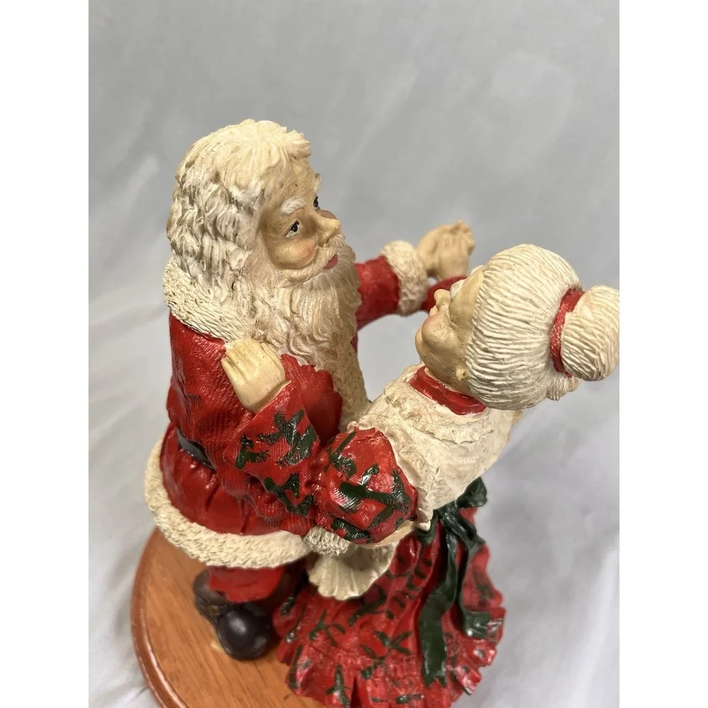 Vintage Figurine Santa & Mrs Clause Dancing Cedar‎ Creek